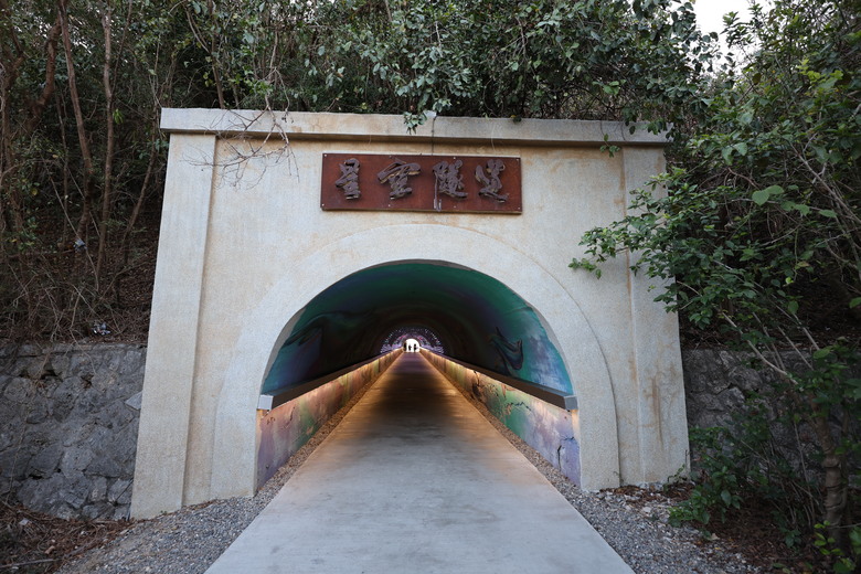 帶著R8的旅行 駁二 高雄流行音樂中心 旗津 高雄燈塔