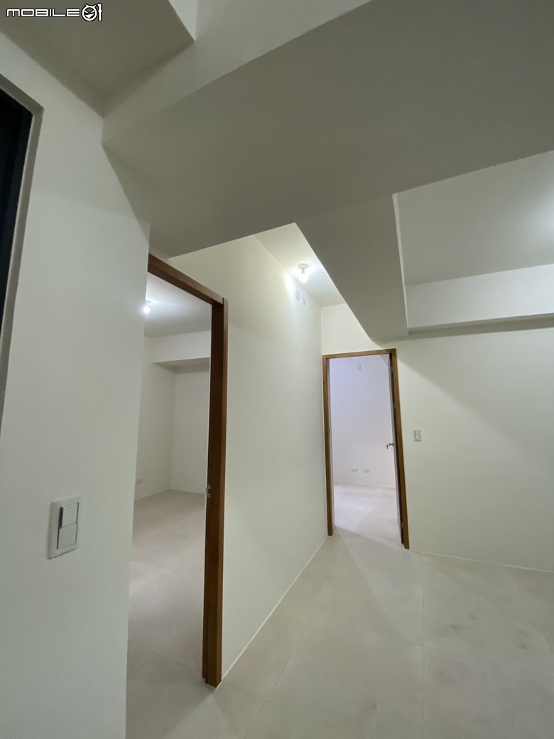 【開箱】31坪新成屋~隱藏電箱、造型修樑、備餐用餐中島整合(檯面終於足夠!!)，還有我們一家四口親手刷的藝術塗料牆！