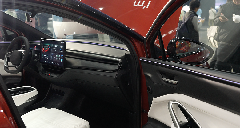 【開箱試駕】Foxtron Bria 都會電動車初體驗：比 n7 更進化？安全、質感、智慧一次看！