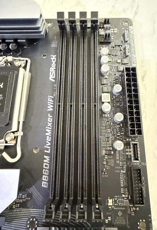 開箱 4K 有找CP取向創作者 M 板 B860M LiveMixer WiFi