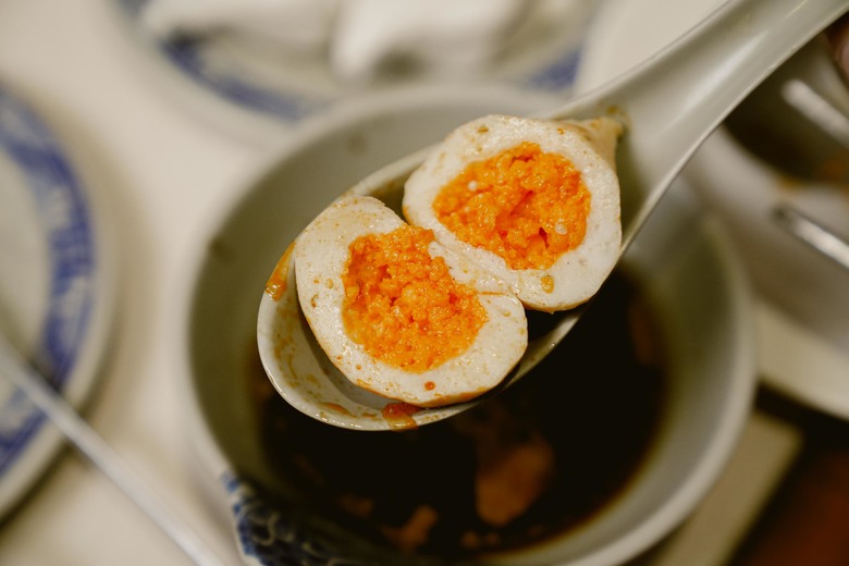 【2026 台南火鍋聚餐推薦】安平東北酸白菜火鍋：老師傅手工釀天然酸白菜｜全肉海鮮大爆發｜還有超美味小家庭宅配包新推出