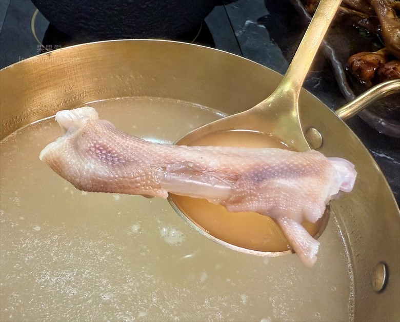 鵝肉火鍋,招牌鵝白湯清香鮮甜、Q嫩鵝肉片、六宮格鮮蔬盤,多樣招牌必點小菜、主食