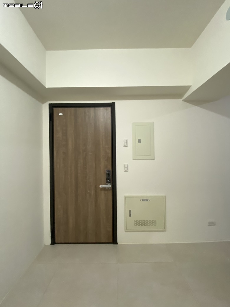 【開箱】31坪新成屋~隱藏電箱、造型修樑、備餐用餐中島整合(檯面終於足夠!!)，還有我們一家四口親手刷的藝術塗料牆！