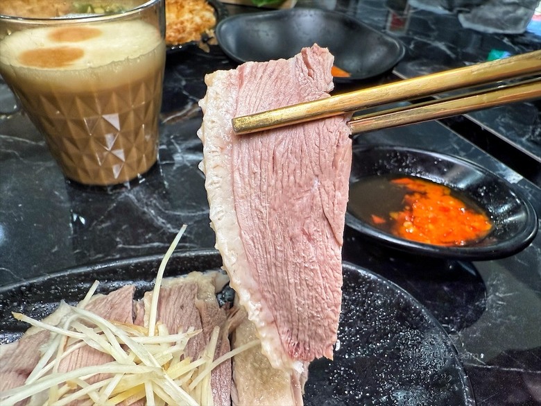 鵝肉火鍋,招牌鵝白湯清香鮮甜、Q嫩鵝肉片、六宮格鮮蔬盤,多樣招牌必點小菜、主食