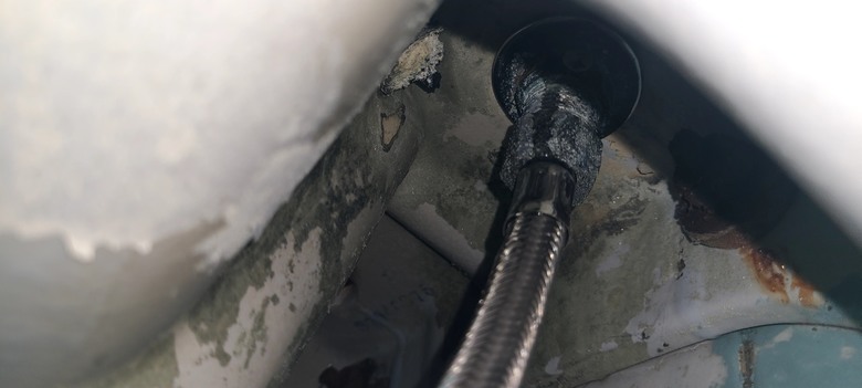 什麼工具璇開臉盆下方的螺絲