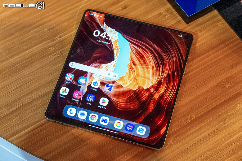 【CES2026】motorola 揭品牌首款「大摺」razr Fold，支援手寫筆對標三星！