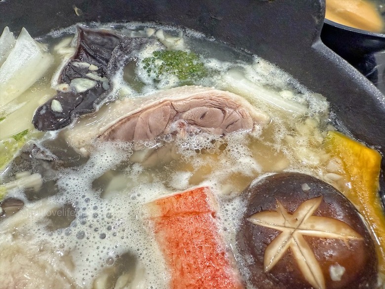 鵝肉火鍋,招牌鵝白湯清香鮮甜、Q嫩鵝肉片、六宮格鮮蔬盤,多樣招牌必點小菜、主食