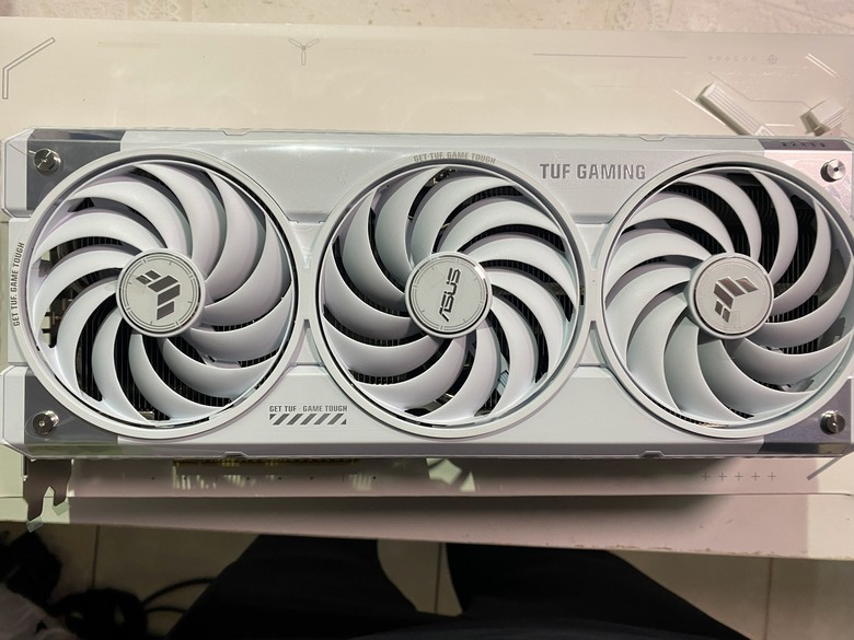 美亞啟動!最後一張3萬的ASUS 5070 Ti 白色卡開箱實測，4K跑分7,865與131FPS，噪音40.9分貝。