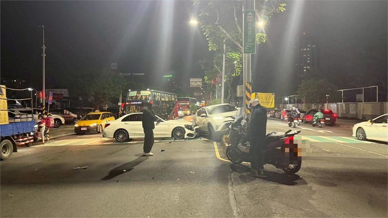 內線待左轉，被白賓追撞，駕駛拒毒測