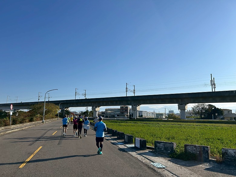 【首屆開箱】2026 麗晨台中國際馬拉松 | 母子鱷魚四代y拖完賽心得