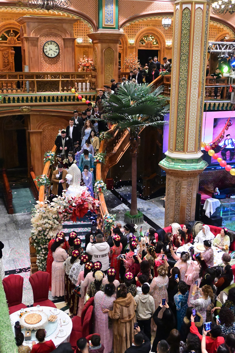 來騎仕大觀園觀看維吾爾族婚禮，感受歡樂氣氛