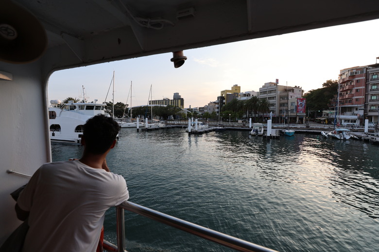 帶著R8的旅行 駁二 高雄流行音樂中心 旗津 高雄燈塔