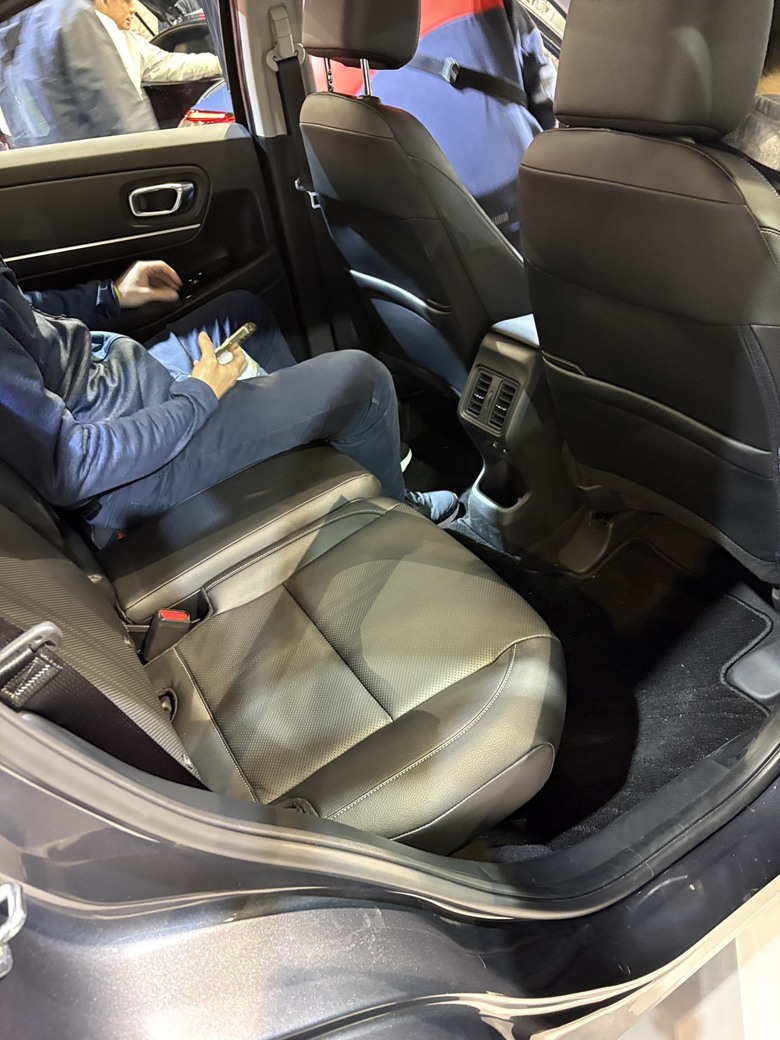 Corolla Cross、H-RV、XFORCE後座空間比較