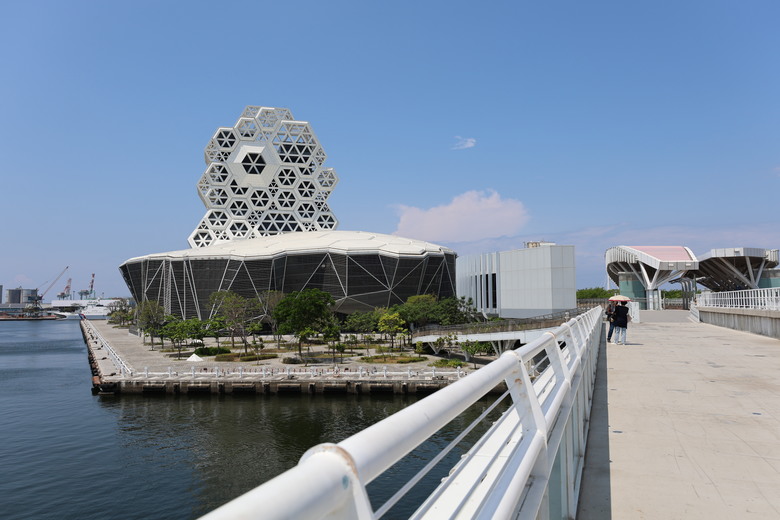帶著R8的旅行 駁二 高雄流行音樂中心 旗津 高雄燈塔