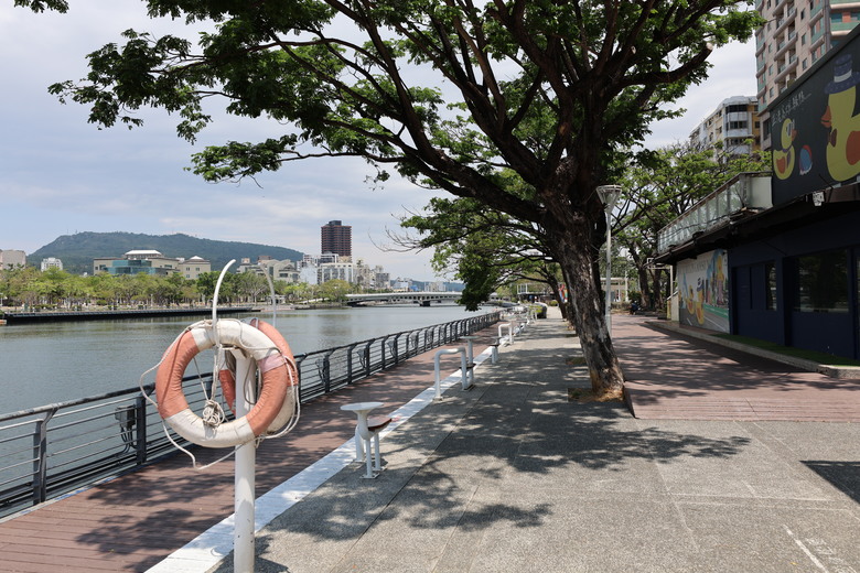 帶著R8的旅行 駁二 高雄流行音樂中心 旗津 高雄燈塔