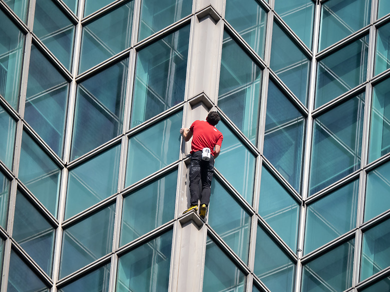 艾力克斯・霍諾德（Alex Honnold）徒手攀爬台北101