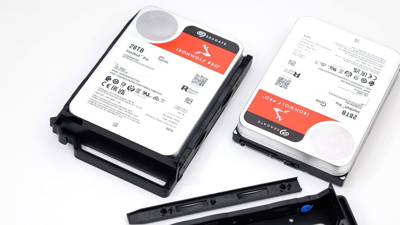 NAS 入門避坑指南｜硬碟怎麼選？RAID 容量實測、陷阱解析釋疑
