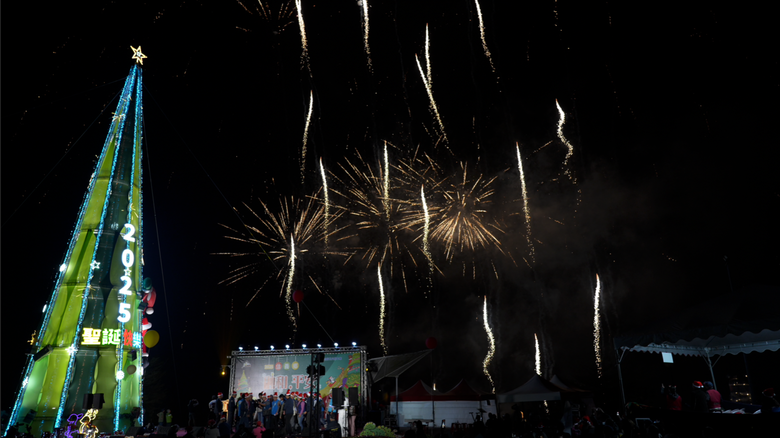 此生必去 羅娜聖誕的感動｜萬人齊聚 用火把點亮星空 #羅娜部落 #聖誕煙火 #報佳音