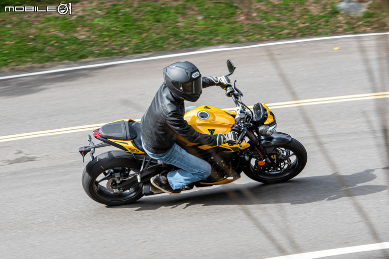 Triumph Street Triple 765 RS試駕｜西裝暴徒的英倫美學。