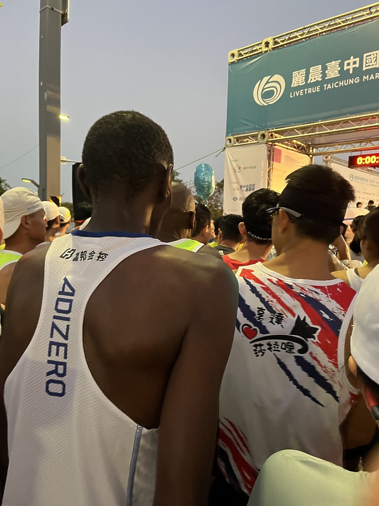 【首屆開箱】2026 麗晨台中國際馬拉松 | 母子鱷魚四代y拖完賽心得