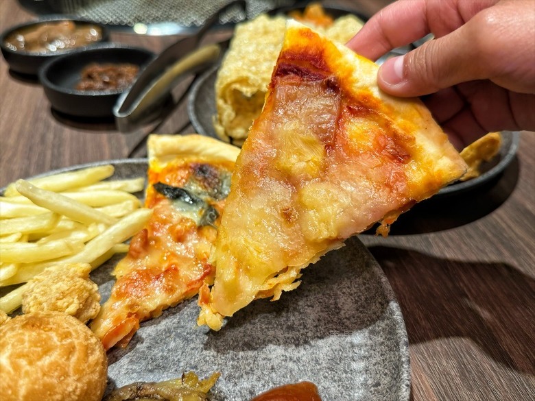 燒肉、火鍋一次滿足，還有豐富的自助吧吃到飽