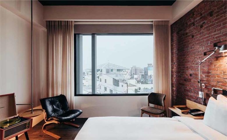 台南文青旅宿-友愛街旅館U.I.J 書店大廳、露臺一次滿足