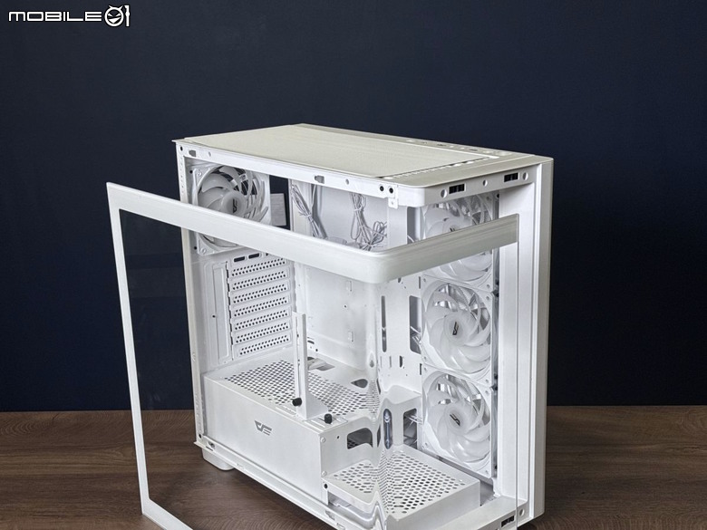 拉高又收窄！大飛 DS900G 單片曲面玻璃海景機殼