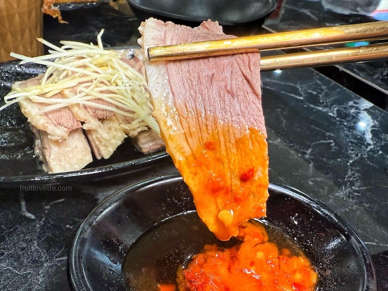 鵝肉火鍋,招牌鵝白湯清香鮮甜、Q嫩鵝肉片、六宮格鮮蔬盤,多樣招牌必點小菜、主食