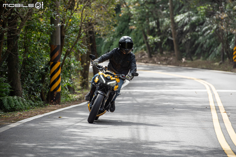 Triumph Street Triple 765 RS試駕｜西裝暴徒的英倫美學。