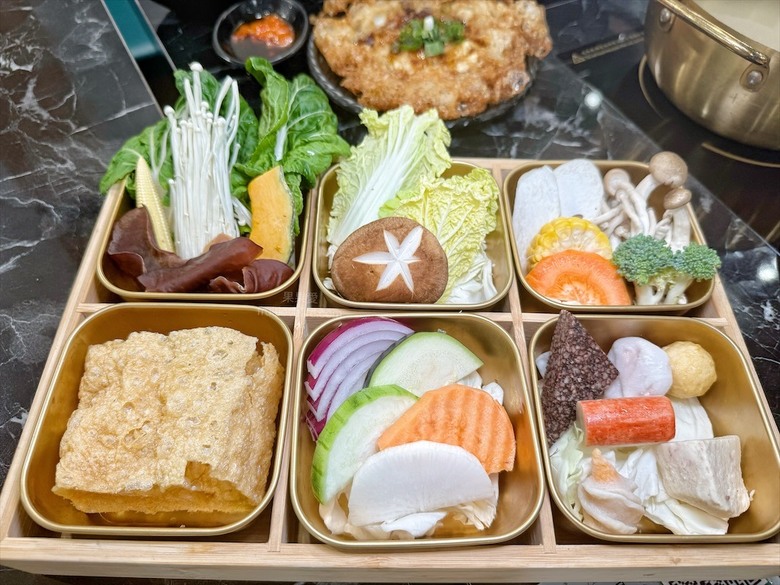 鵝肉火鍋,招牌鵝白湯清香鮮甜、Q嫩鵝肉片、六宮格鮮蔬盤,多樣招牌必點小菜、主食