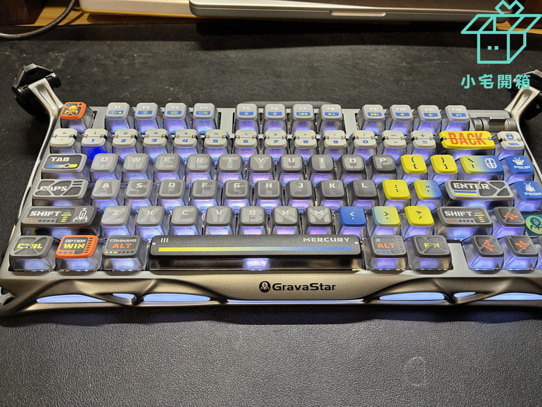 【小宅開箱】賽博龐克風格拉滿！GravaStar Mercury K1 Pro 三模機械鍵盤開箱 造型與實力兼具的好鍵盤