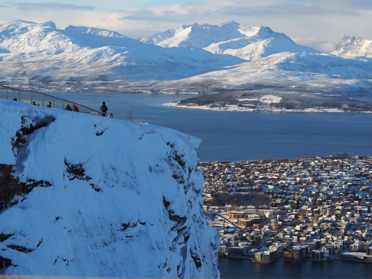 不自駕的挪威北極 Tromsø 特羅姆瑟一日玩透透：纜車登頂、北極大教堂、馴鹿熱狗、跟團追極光