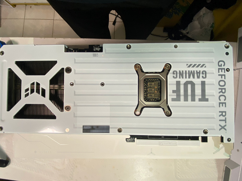 美亞啟動!最後一張3萬的ASUS 5070 Ti 白色卡開箱實測，4K跑分7,865與131FPS，噪音40.9分貝。