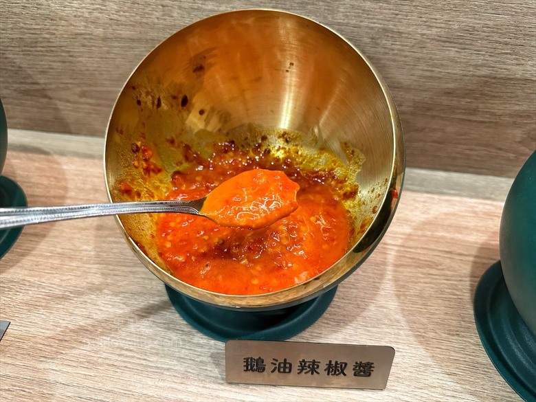 鵝肉火鍋,招牌鵝白湯清香鮮甜、Q嫩鵝肉片、六宮格鮮蔬盤,多樣招牌必點小菜、主食