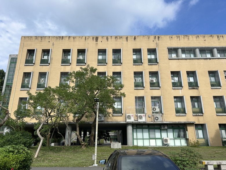 從 平 和 車 站 騎 向 東 華 大 學