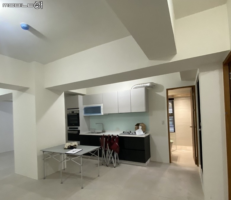 【開箱】31坪新成屋~隱藏電箱、造型修樑、備餐用餐中島整合(檯面終於足夠!!)，還有我們一家四口親手刷的藝術塗料牆！