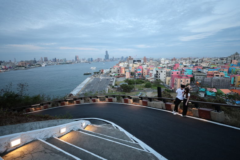 帶著R8的旅行 駁二 高雄流行音樂中心 旗津 高雄燈塔