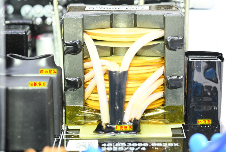 點我看大圖 LIAN LI RS1200G可旋轉交流輸入插座金牌全模組電源開箱