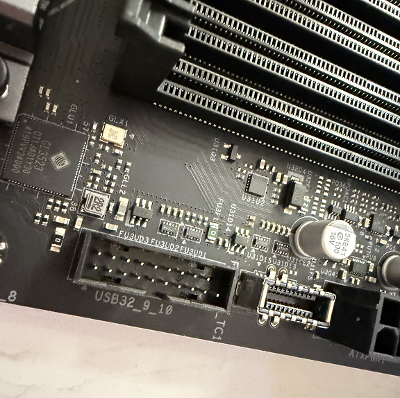 開箱 4K 有找CP取向創作者 M 板 B860M LiveMixer WiFi