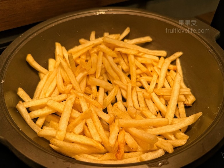 燒肉、火鍋一次滿足，還有豐富的自助吧吃到飽