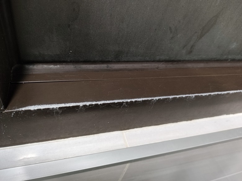 浴室鋁窗出現白白的