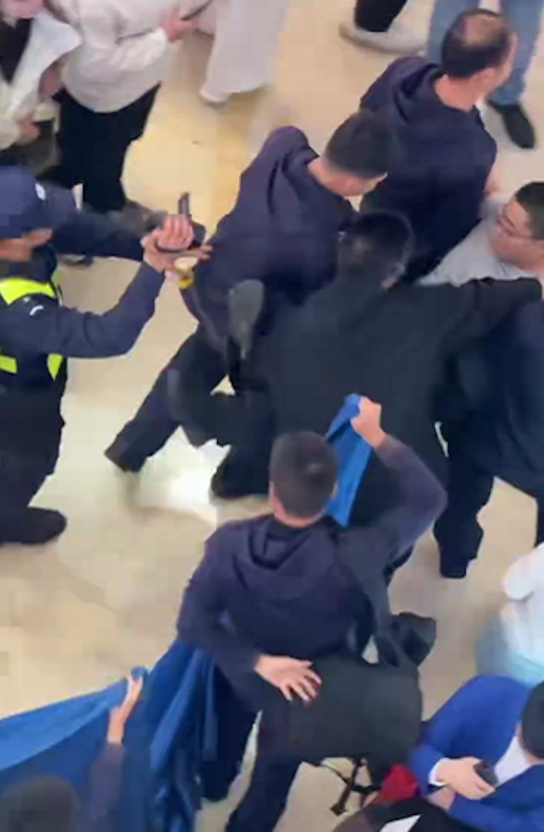 點我看大圖 深圳黃金交易平台「杰我睿」疑爆煲,百苦主圍水貝爆警民衝突