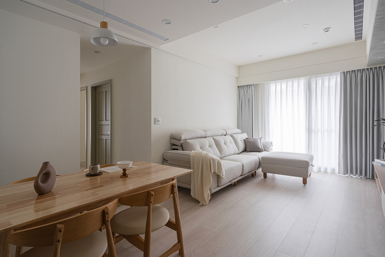 【開箱台南室內設計】白木灰的清爽日常｜斜角櫃與乾淨天花板的細節魅力