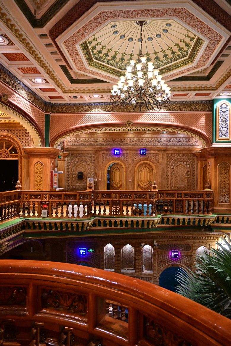 來騎仕大觀園觀看維吾爾族婚禮，感受歡樂氣氛