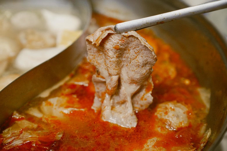 【2026 台南火鍋聚餐推薦】安平東北酸白菜火鍋：老師傅手工釀天然酸白菜｜全肉海鮮大爆發｜還有超美味小家庭宅配包新推出