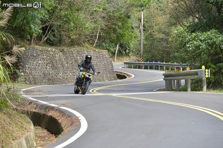 Triumph Street Triple 765 RS試駕｜西裝暴徒的英倫美學。