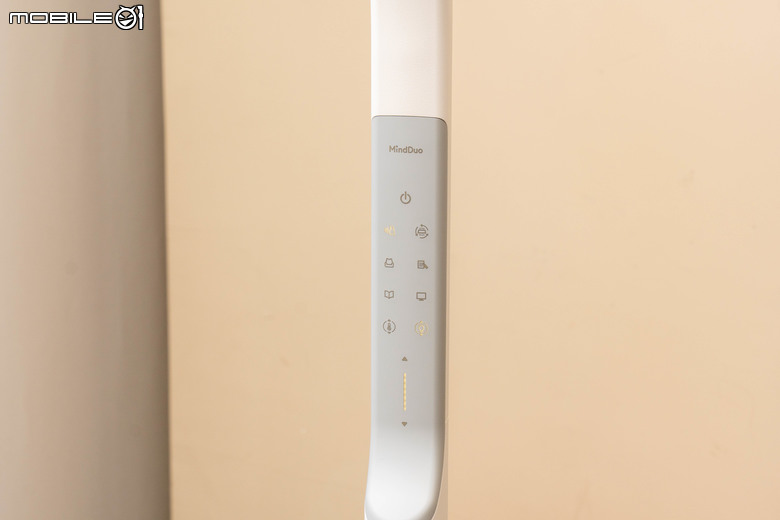 BenQ MindDuo Max 護眼立燈開箱試用 以特殊光柵盾與智慧模式設計提供舒適閱讀照明感受