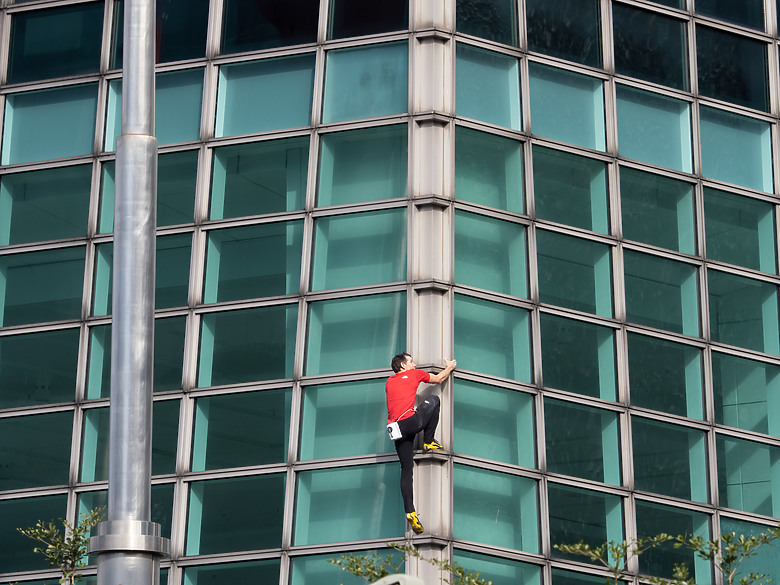 艾力克斯・霍諾德（Alex Honnold）徒手攀爬台北101