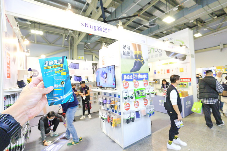 (映像運動)“2025臺北馬拉松 EP1” 跑友們齊聚一堂領取准考證，補充裝備準備迎接期末測驗at馬拉松運動博覽會 Marathon Expo in Taipei