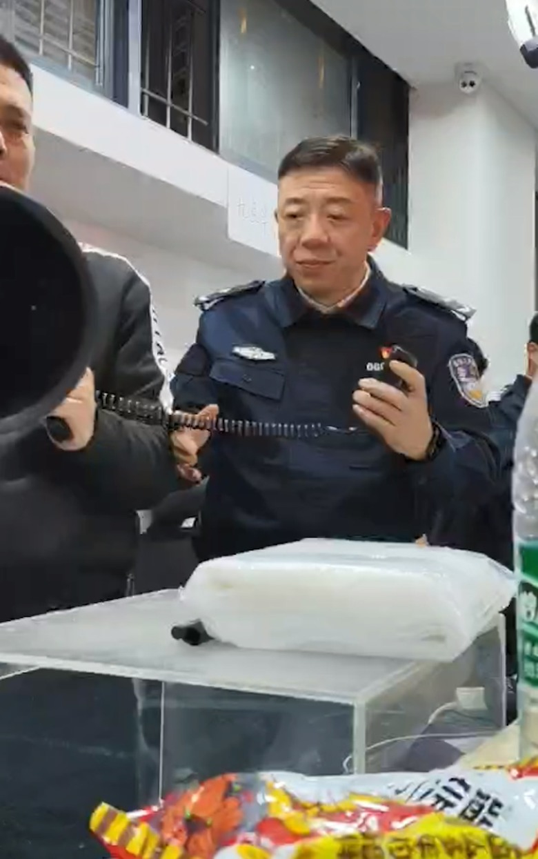 點我看大圖 深圳黃金交易平台「杰我睿」疑爆煲,百苦主圍水貝爆警民衝突